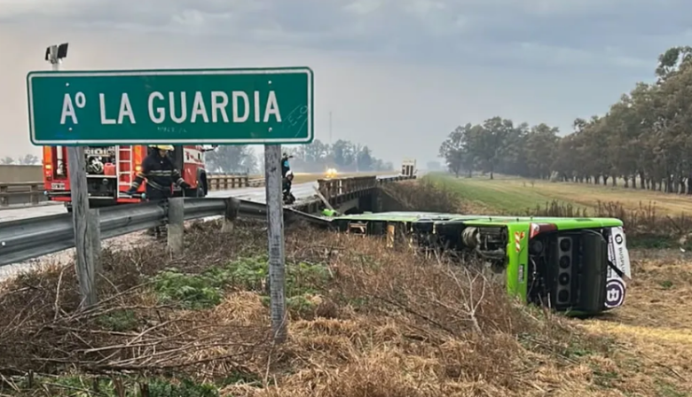 Volcó un micro en la Ruta 7 y cayó de un puente en Carmen de Areco