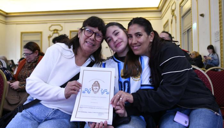 Kicillof entregó escrituras gratuitas a familias de La Plata