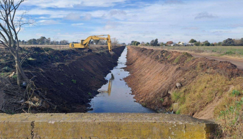 La Provincia avanza con la limpieza de canales en Saladillo
