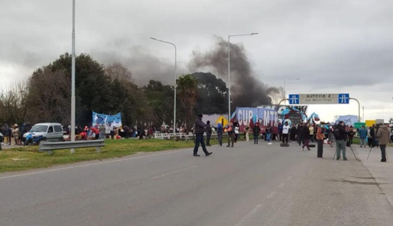 Organizaciones sociales cortaron la Ruta 2 en el ingreso a Mar del Plata