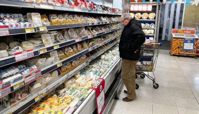 El consumo masivo volvió a caer en junio y acumuló una baja del 2,9% en el semestre