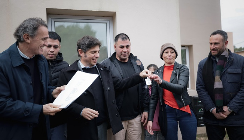 Kicillof entregó viviendas y escrituras a familias de Tapalqué