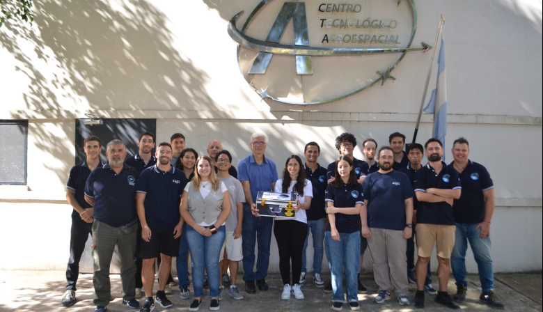 UNLP: el satélite USAT 1 quedó integrado y apunta a su lanzamiento en octubre