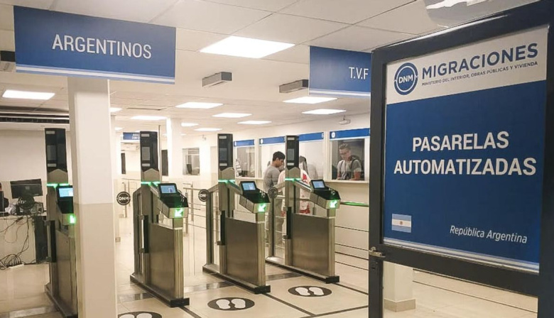 Nuevo DNU migratorio: podrán expulsar extranjeros por incitar al odio contra argentinos