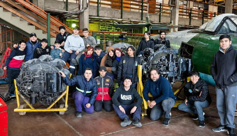 Estudiantes de Villa Luzuriaga restauran motor de caza de la Segunda Guerra Mundial