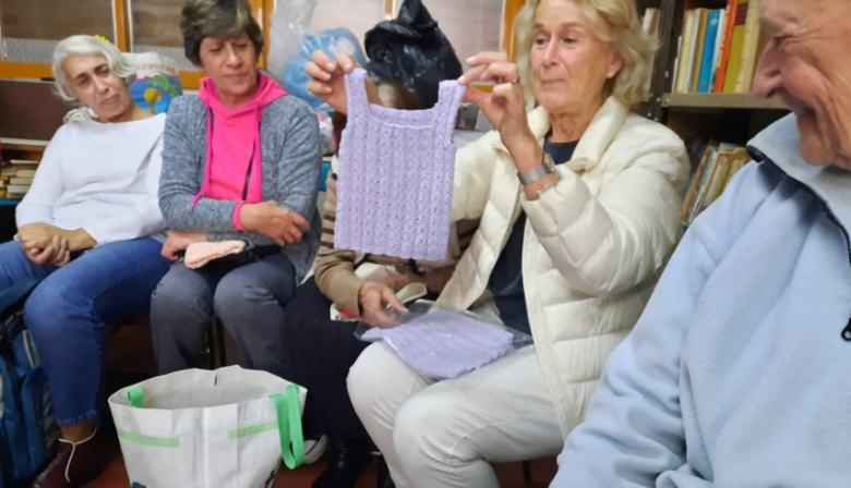 Vicente López: 28 tejedoras solidarias confeccionan abrigo para familias vulnerables