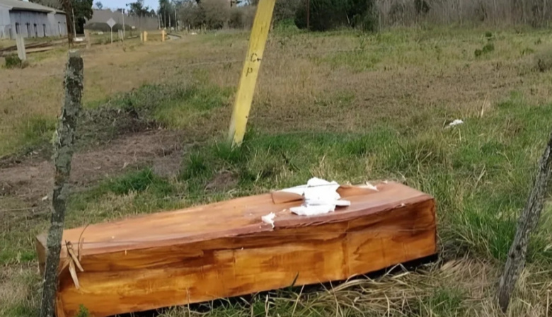 Encontraron un falso ataúd junto a las vías del tren cerca de Mar del Plata