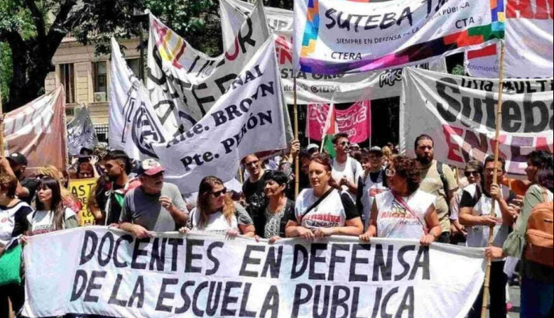 Axel Kicillof recibe un nuevo reclamo docente por salarios y condiciones laborales