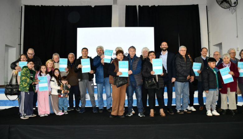 La Provincia entregó 284 escrituras en Hurlingham y 15 certificados de terrenos