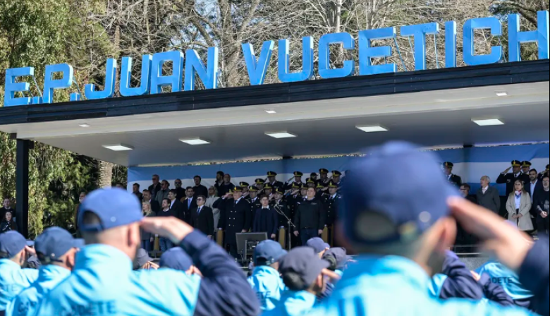 "Acá no hay lugar para la motosierra": Kicillof tomó juramento a 2075 cadetes de la Policía