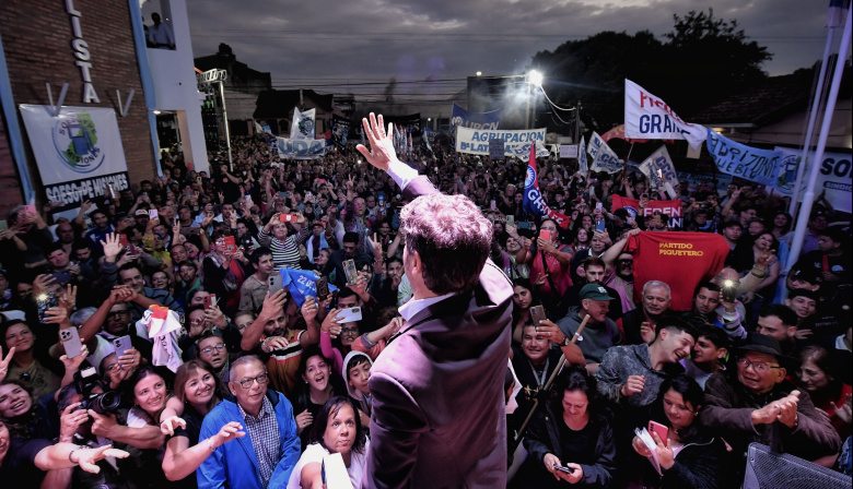 Kicillof juega fuerte en un acto en Avellaneda, con impronta federal y aires de lanzamiento