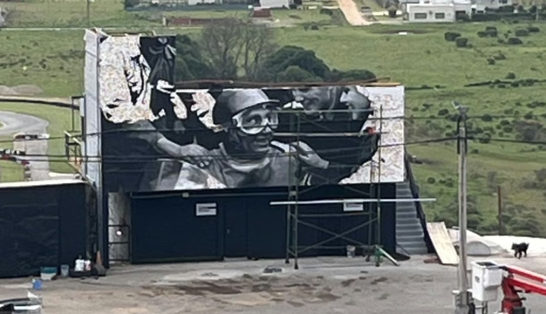 Fangio tiene un nuevo mural en Balcarce a días de la reapertura del autódromo
