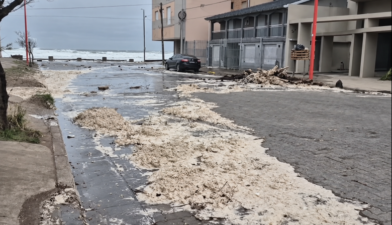 El temporal hizo avanzar el mar sobre Monte Hermoso y Pehuen Co y dejó daños