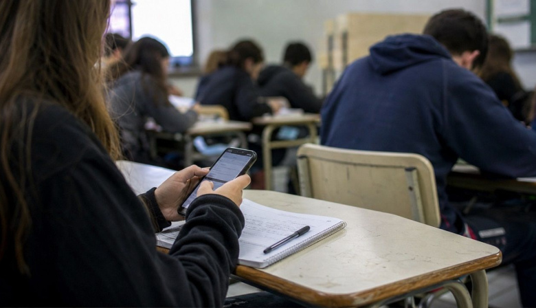 El Senado bonaerense sancionó la ley que limita el uso de celulares en las secundarias