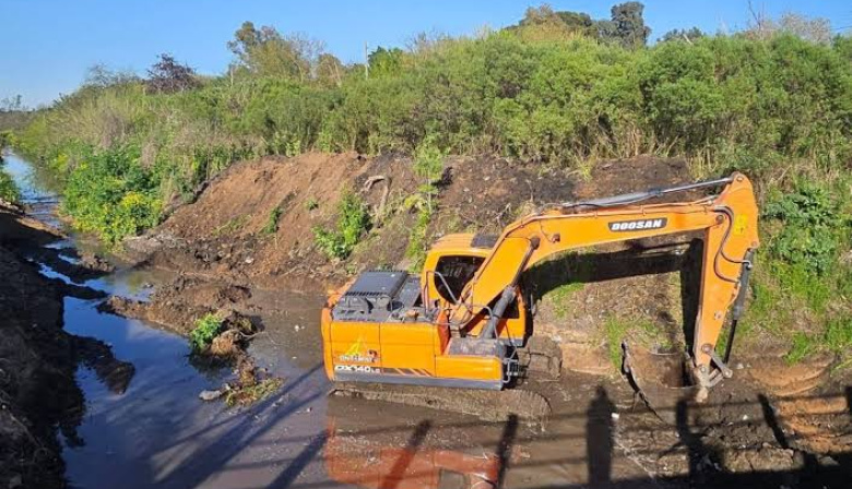 Topadoras en el Arroyo Soto: vecinos de Ituzaingó acusan al Municipio de dañar un humedal