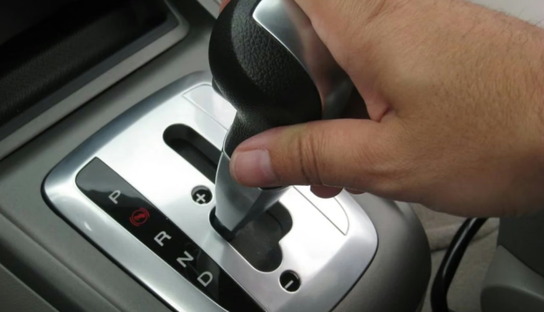 Licencia de conducir: quienes rindan con auto automático no podrán manejar con caja manual