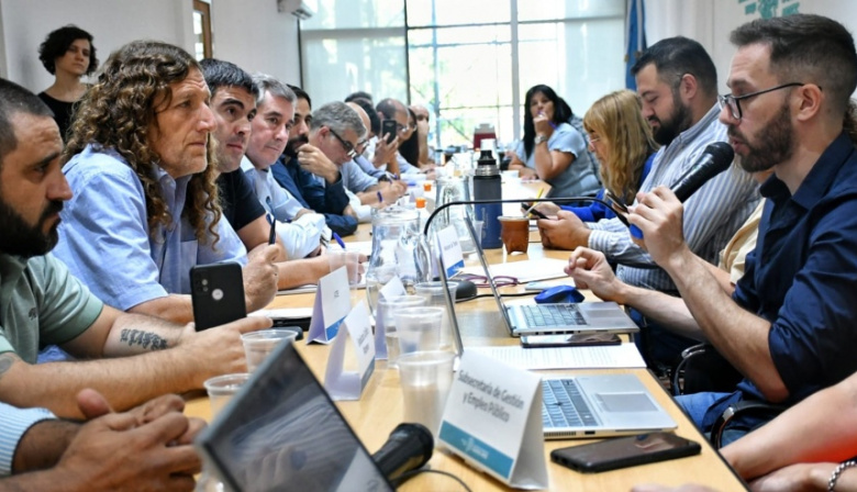 Tras la presión gremial, la Provincia llamó a docentes y estatales a negociar salarios