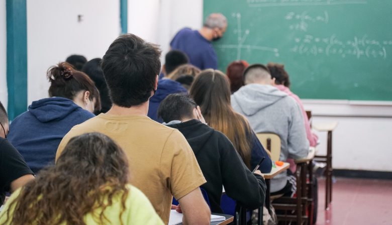 Solo 19 de cada 100 chicos de 15 años avanzan en tiempo y forma en la escuela argentina