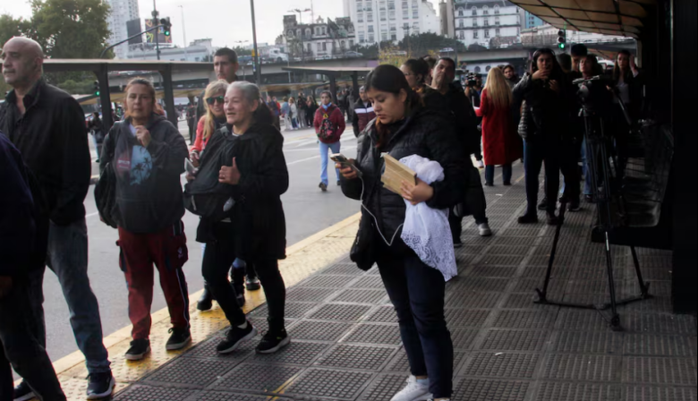 Alerta en 104 líneas de colectivos del AMBA: las cámaras advierten recortes de servicio