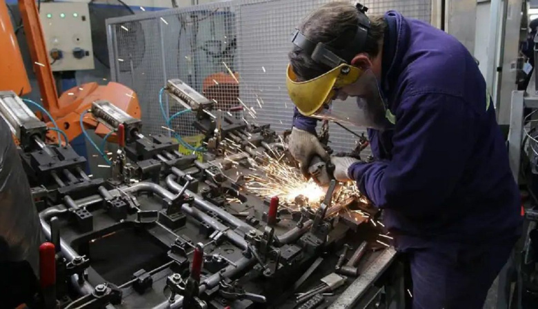 La actividad económica cayó 1,7% interanual en agosto, en pleno debate por la entrada en recesión