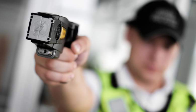 Avanza el proyecto de ley para habilitar las pistolas Taser en la Policía Bonaerense