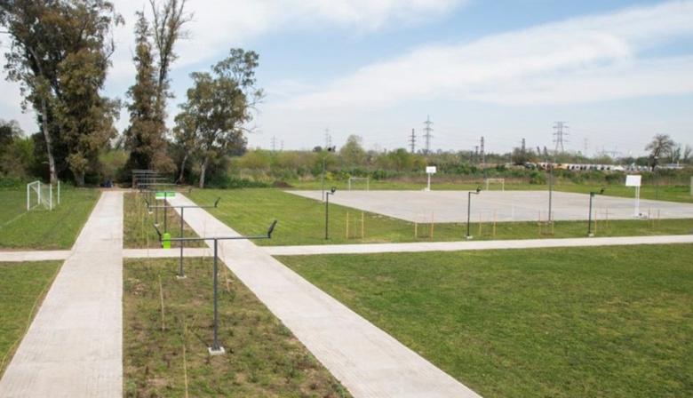 Con fondos bonaerenses, la UNAHUR terminó su campo de deportes de 40 mil metros cuadrados