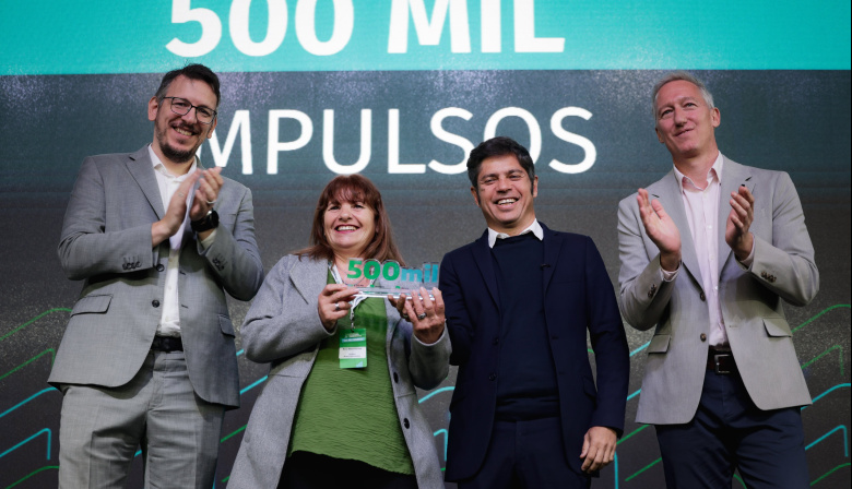 Kicillof entregó el crédito 500 mil de Provincia Microcréditos: "No alcanza con el esfuerza individual"