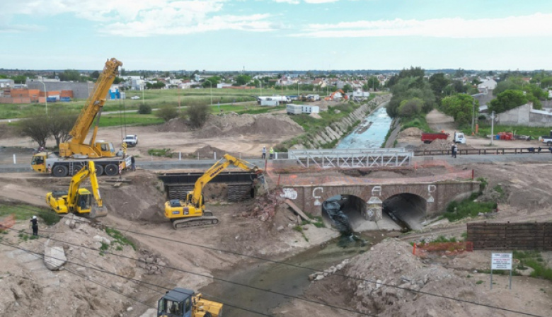 Bahía Blanca: Provincia comenzó a demoler el puente que frenó el agua del canal Maldonado