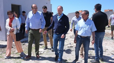 Insaurralde visitó Tordillo y recorrió las viviendas que están próximas a estrenarse 