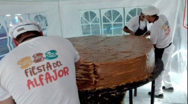 Se palpita la Fiesta del Alfajor con la elaboración de uno de más de 600 kilos