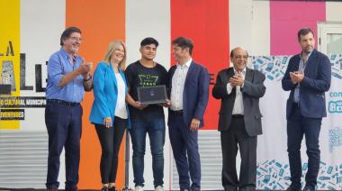 Kicillof visitó Lobería y entregó más de 160 netbooks para estudiantes
