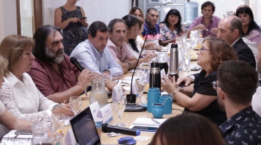Provincia se reúne con docentes y estatales para revisar el acuerdo salarial