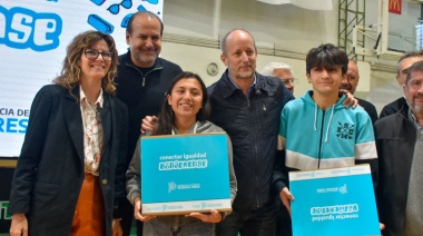 Insaurralde entregó netbooks y recorrió el puerto de Bahía Blanca con Susbielles