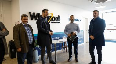 Achával en la planta de Whirlpool de Pilar junto al presidente de Banco Provincia