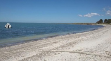 Dónde queda el “Caribe bonaerense”, una playa de aguas turquesas donde viven 60 personas