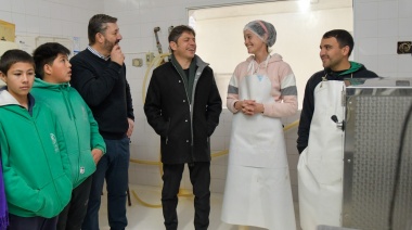 Kicillof recorrió la fábrica láctea de una escuela rural