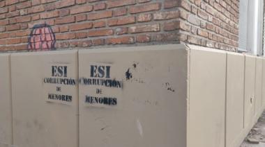 Vandalizaron una decena de escuelas de La Plata con leyendas contrarias a la ESI