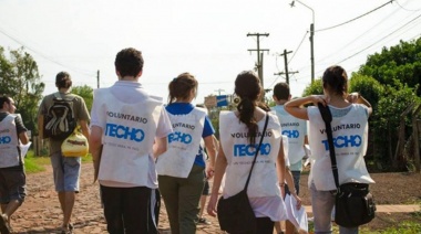 Bahía Blanca: más de un centenar de voluntarios comenzaron a construir viviendas de emergencia