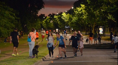 San Isidro abre sus plazas y ofrece clases gratuitas de baile, gym y paseos nocturnos en bicicleta 