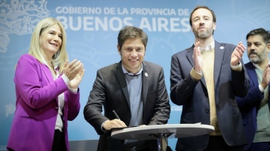 Kicillof transfirió montos millonarios a los municipios y cuestionó la motosierra de Milei