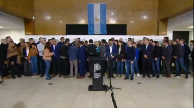 Susto en la conferencia de prensa de Kicillof: se desmayó un intendente y fue socorrido por sus pares