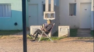 Pringles: una mujer se encadenó frente a la casa de sus supuestos deudores
