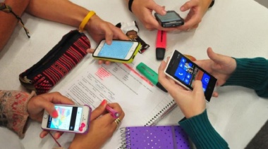 Buscan limitar el uso de celulares en las escuelas bonaerenses