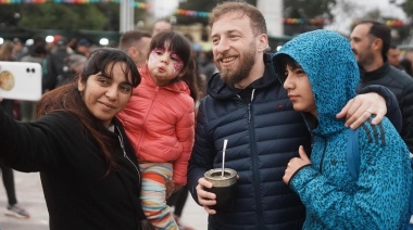 Otermín participó del festejo del día de la niñez junto a miles de vecinos en la Plaza Grigera