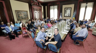 Kicillof convocó a más de 30 gremios para analizar la economía