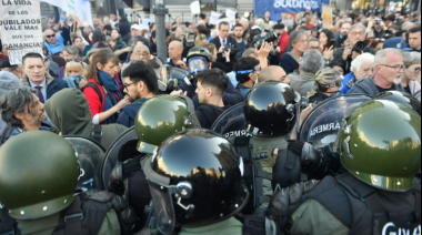 Reprimieron a los jubilados frente al Congreso durante una protesta contra el veto