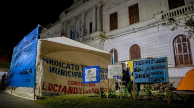 Intendente le redujo el sueldo a los municipales: le respondieron con paro y acampe