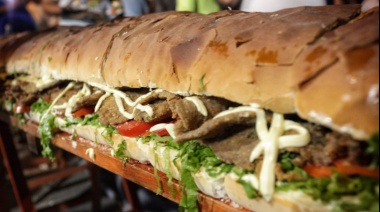 Un bodegón de Escobar rompió el Récord Guiness al preparar el sánguche de milanesa más largo del mundo