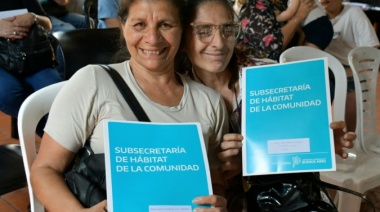 La Provincia realizó una entrega de escrituras a familias de Luján y Mercedes