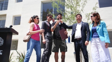 Kicillof anunció que continuará 16 mil viviendas del Procrear "abandonadas" por Milei en Provincia